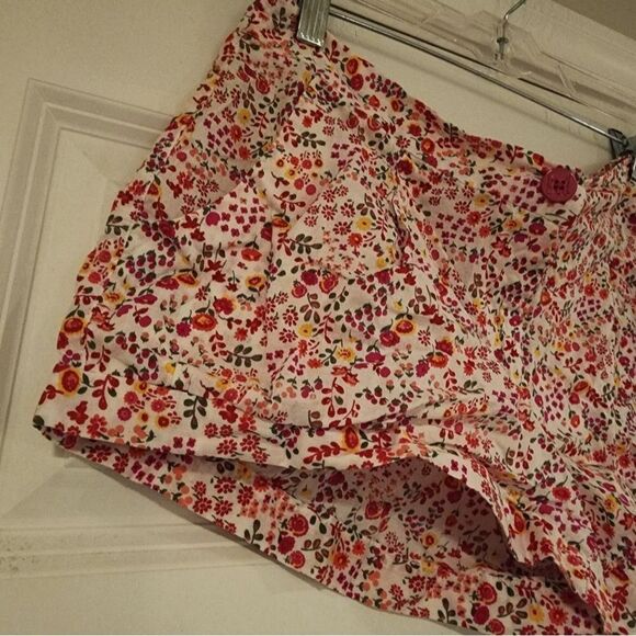 Miley Cyrus lightweight white floral shorts Size 15 Juniors - Picture 2 of 3
